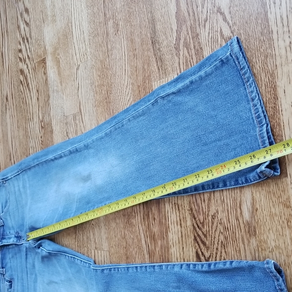 (4) American Eagle Light Wash Kick Boot Super Stretch Extra Short Jeans - Picture 9 of 11